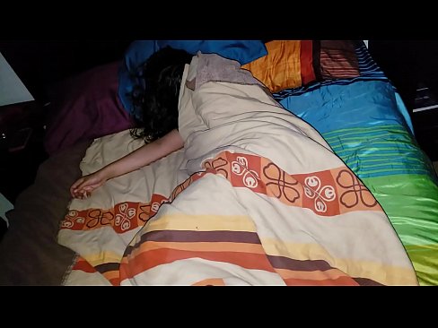 ❤️ Stepson akimtusi mama yake mdogo wa kambo wakati amelala. Ponografia yenye ubora